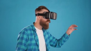 Modern 3D VR artırılmış gerçeklik gözlüğü takan beyaz bir adam.