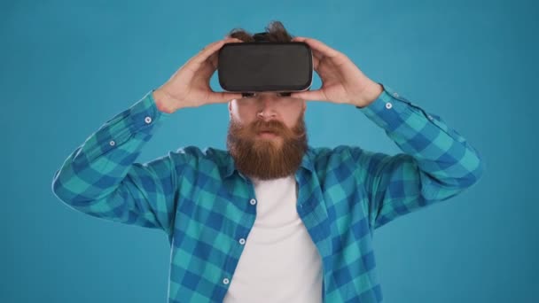 Hombre quitándose las gafas de realidad aumentada 3D VR modernas, sorprendido, interesado — Vídeos de Stock