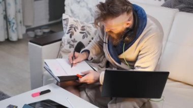 Adam kulaklıkla çalışıyor. Küresel koronavirüs salgınının karantinasında.