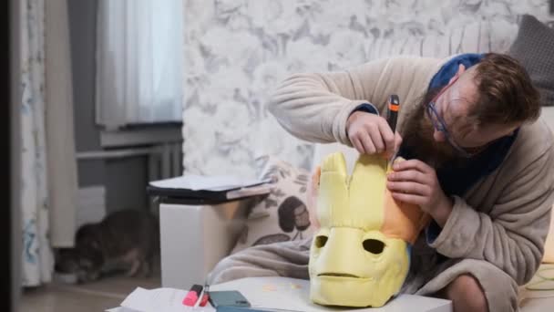 집안에서 일하는 남자가 손수 코믹 콘 의상을 만드는 모습 — 비디오