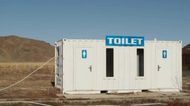 Beyaz umumi tuvalet Moğolistan çölünün ıssız bozkırında.