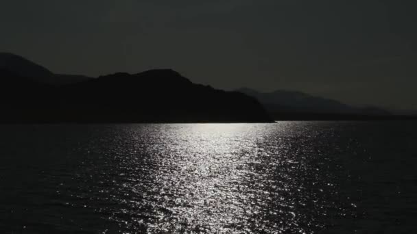 Krásné malebné modré jezero, voda na břehu bije o skály, — Stock video