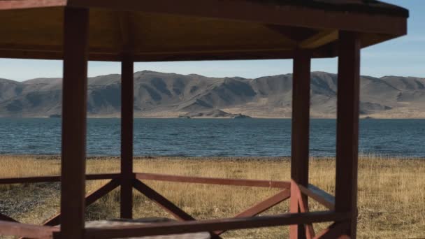 Luogo di vacanza in un luogo pittoresco di bellissimo lago, in montagne lontane — Video Stock