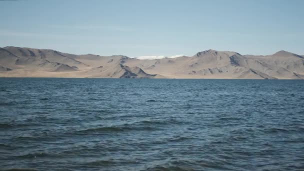 Beau lac bleu pittoresque à côté des montagnes blanc neige en Mongolie — Video
