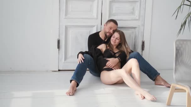 Erotisch koppel flirt in huis.Zonnige dag, Kaukasisch — Stockvideo