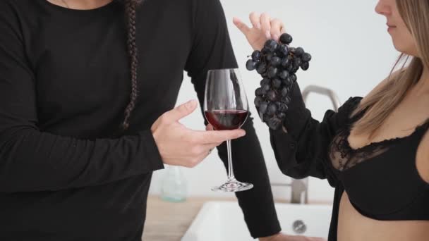 Jovem casal feliz na cozinha moderna, beber vinho tinto, close-up — Vídeo de Stock