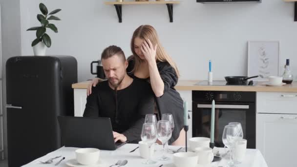 Feliz pareja en casa cocina trabajo laptop.woman en ropa interior negro — Vídeos de Stock