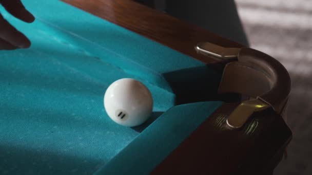 Bilardo oynayan adam, yeşil bilardo masası, güzel güneş ışınları — Stok video