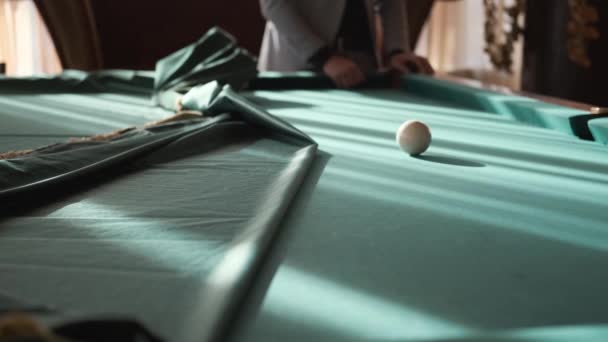 Bilardo oynayan adam, yeşil bilardo masası, güzel güneş ışınları — Stok video