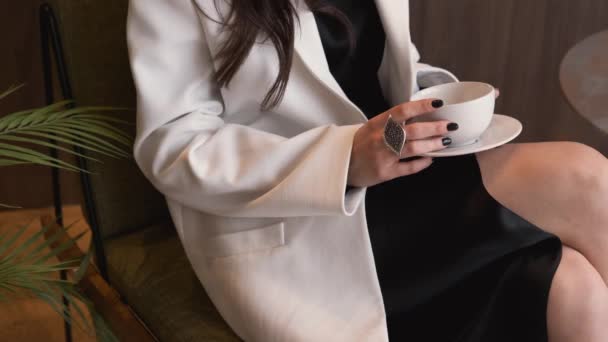 Framgångsrik affärskvinna sitter på stol väntar på en intervju — Stockvideo