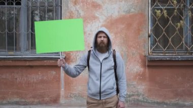 Genç kızgın adam Chromakey posteri, rali ve finansal krizle duruyor.