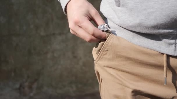 Чоловік виявляє свої штани кишені, банкрутство і бідність, фінансова криза — стокове відео