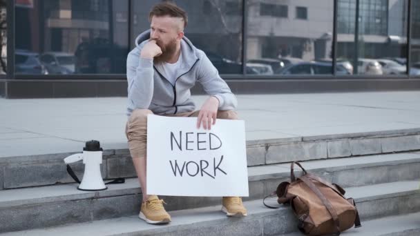 Homem segurando sinal, precisa de emprego, desemprego.Banner para o trabalho search.financial crise — Vídeo de Stock