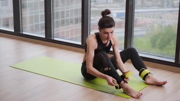 Vêtements de sport pour fille sportive, sport et fitness à la maison, concept d'entraînement — Video