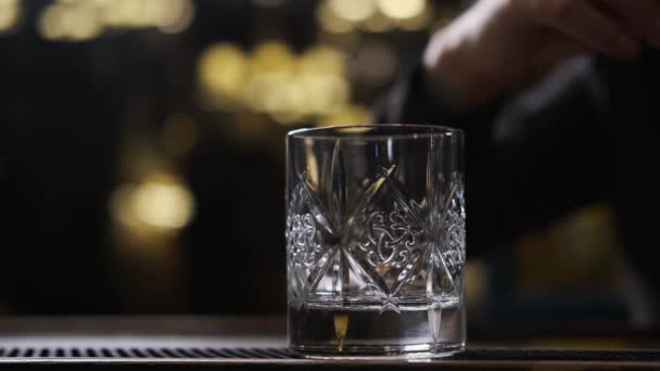 Bar there is glass,ice in glass,bartender puts ice and takes glass — Stock Video