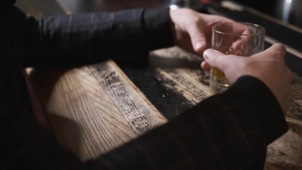 Manos con vidrio en la barra, vidrio rodando en la mesa, hombre en la barra, alcohol concepto — Vídeos de Stock