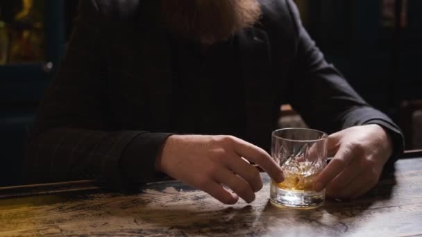 Manos con vidrio en la barra, vidrio rodando en la mesa, hombre en la barra, alcohol concepto — Vídeos de Stock