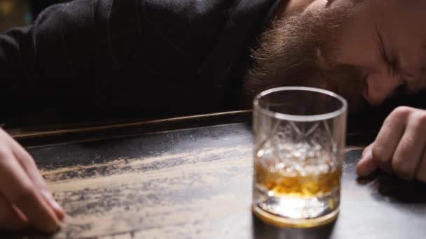 Opilý muž usnul v baru se sklenicí whisky, vypadá špatně a rozrušeně — Stock video