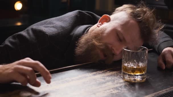 Dronken man gebroken glas whisky, luidruchtig achter de bar, gemorste alcohol — Stockvideo