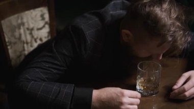 Adam masada tek başına içiyor, yalnızlık ve depresyon, alkolik eğlence anlayışı.
