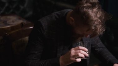 Adam masada tek başına içiyor, yalnızlık ve depresyon, alkolik eğlence anlayışı.