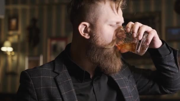 Ubriaco in vestito beve da bicchiere di whisky, concetto di ricreazione alcolica — Video Stock