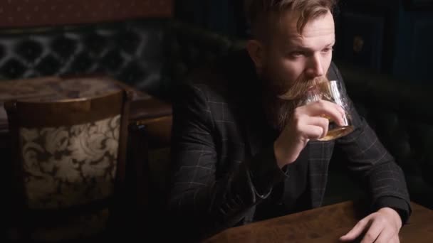 男人独自坐在桌旁喝酒，孤独和抑郁，酒精娱乐的概念 — 图库视频影像