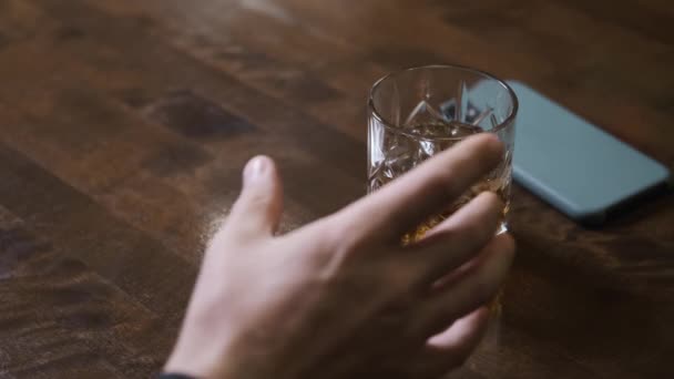 Männerhand nimmt Glas, nimmt Handy vom Tisch, Nahaufnahme — Stockvideo