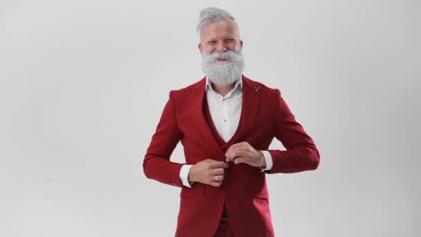 Papai Noel moderno, traje de Natal, sorrindo, conceito de ano novo e Natal — Vídeo de Stock