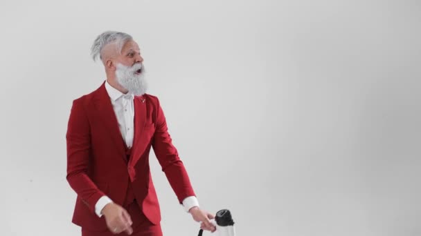 Verrückter Weihnachtsmann, schreit in Lautsprecher, zeigt mit dem Finger auf Person — Stockvideo