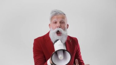 Çılgın Noel Baba, hoparlöre bağırıyor, kameraya bakıyor, tatil konseptine.