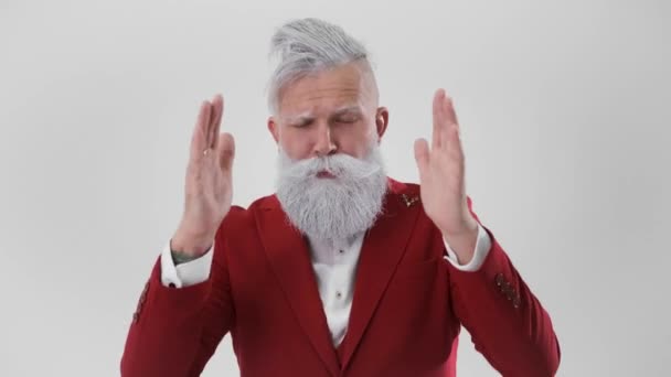 Der verrückte Weihnachtsmann tanzt und legt auf, schaut in die Kamera, freut sich und genießt — Stockvideo