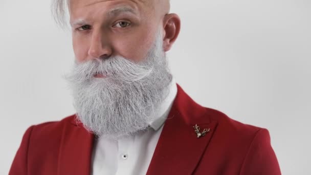 Hermoso Papá Noel moderno levanta el dedo y advierte, concepto de año nuevo — Vídeo de stock