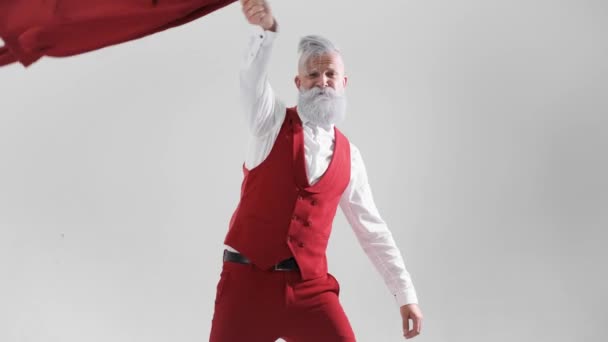 Divertido y hermoso Santa Claus, bailando divertirse, Navidad, concepto de año nuevo — Vídeo de stock
