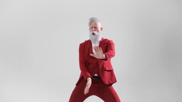 Кумедний і красивий Санта Клаус, танцює весело, Різдво, новорічна концепція — стокове відео