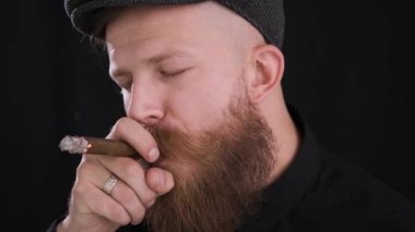 Sigara içen, öksüren, boğulan, beyaz duman, sağlık konsepti,