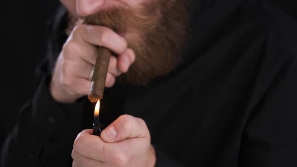 Hombre toma cigarrillo y lo enciende, humo de cigarrillo, tabaco, caucásico — Vídeos de Stock