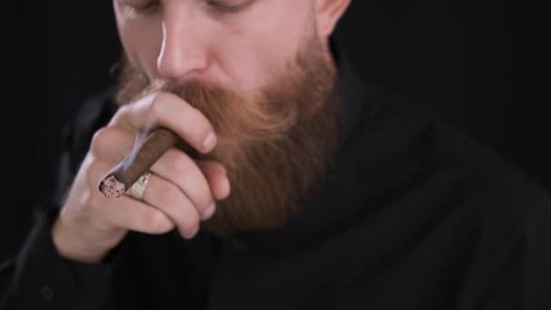 Homme prend cigarette et allumer, fumée de cigarette, tabac, caucasien — Video