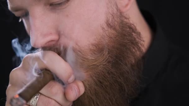 Человек берет сигарету и закуривает ее, сигаретный дым, табак, кавказский — стоковое видео