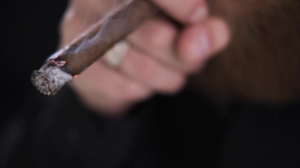 Человек берет сигарету и закуривает ее, сигаретный дым, табак, кавказский — стоковое видео