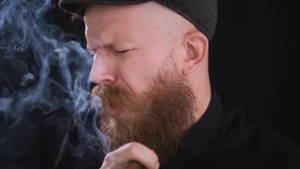 Άνδρας καπνίζοντες τσιγάρο, βήχας, πνιγμός, λευκός καπνός, έννοια της υγείας, — Αρχείο Βίντεο