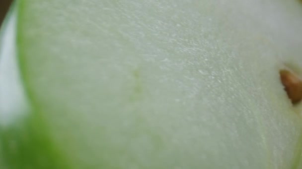 Maçã verde macro tiro, meia maçã isolada no fundo amarelo gira — Vídeo de Stock