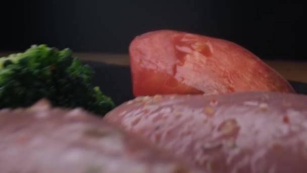 Närbild kamera rör sig långsamt mellan grönsaker och rå kyckling, hälsosam mat — Stockvideo