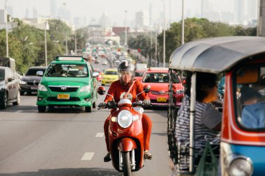 Bangkok Tayland 'da, bir trafik caddesinde motosikletli.