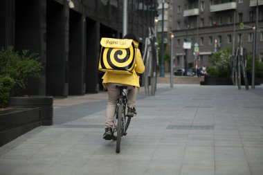 Bisikletli teslimatçı, sırt çantası fast food ekspres kuryesi. 