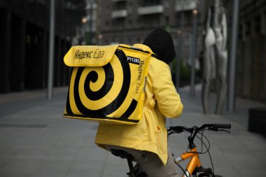 Bisikletli teslimatçı, sırt çantası fast food ekspres kuryesi. 