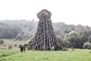 Orman bölgesinde Archstoyanie festivali. Kamp müziği ve sanat festivali 