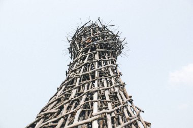 Orman bölgesinde Archstoyanie festivali. Kamp müziği ve sanat festivali 