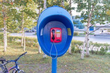 Surgut, Rusya - 7 Eylül 2018: bir şehir caddesinde ankesörlü telefon