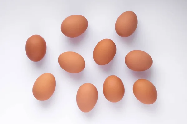 几只鸡褐色的蛋躺在一个白色的表面上 俯瞰着 — 图库照片